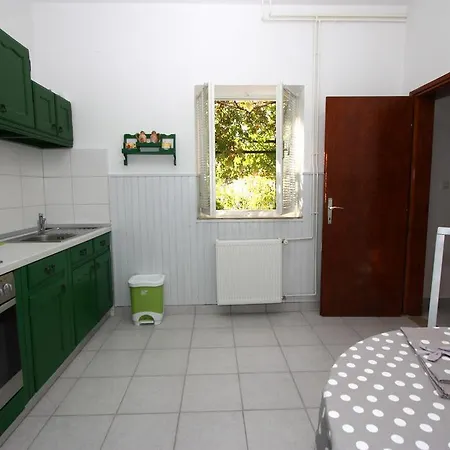 Kate Apartman *